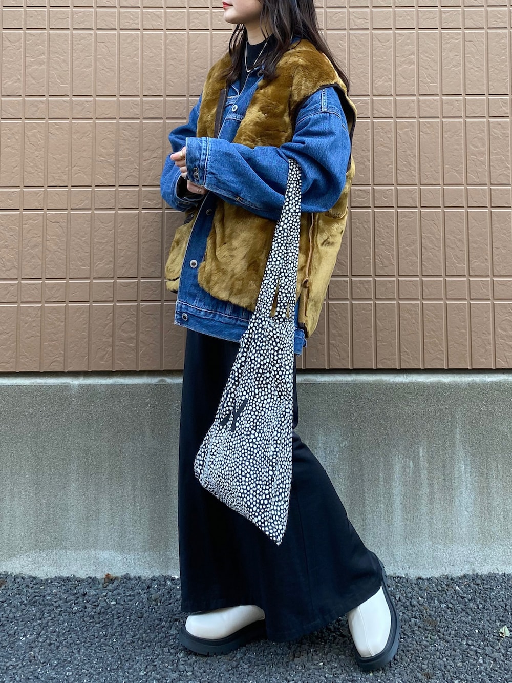 「大人カジュアル、きれいめカジュアル、レイヤードスタイル、ファーベスト、barbour、デニム、デニムジャケット、ハイネック、ロングスカート、厚底シューズ、厚底ブーツ、トートバッグ」｜「recaのプチハイネックべーシックリブニット（ニット/セーター、ブラック系）」を使った、pearn0さん（レディース・160cm）の冬コーディネートの2枚目の写真