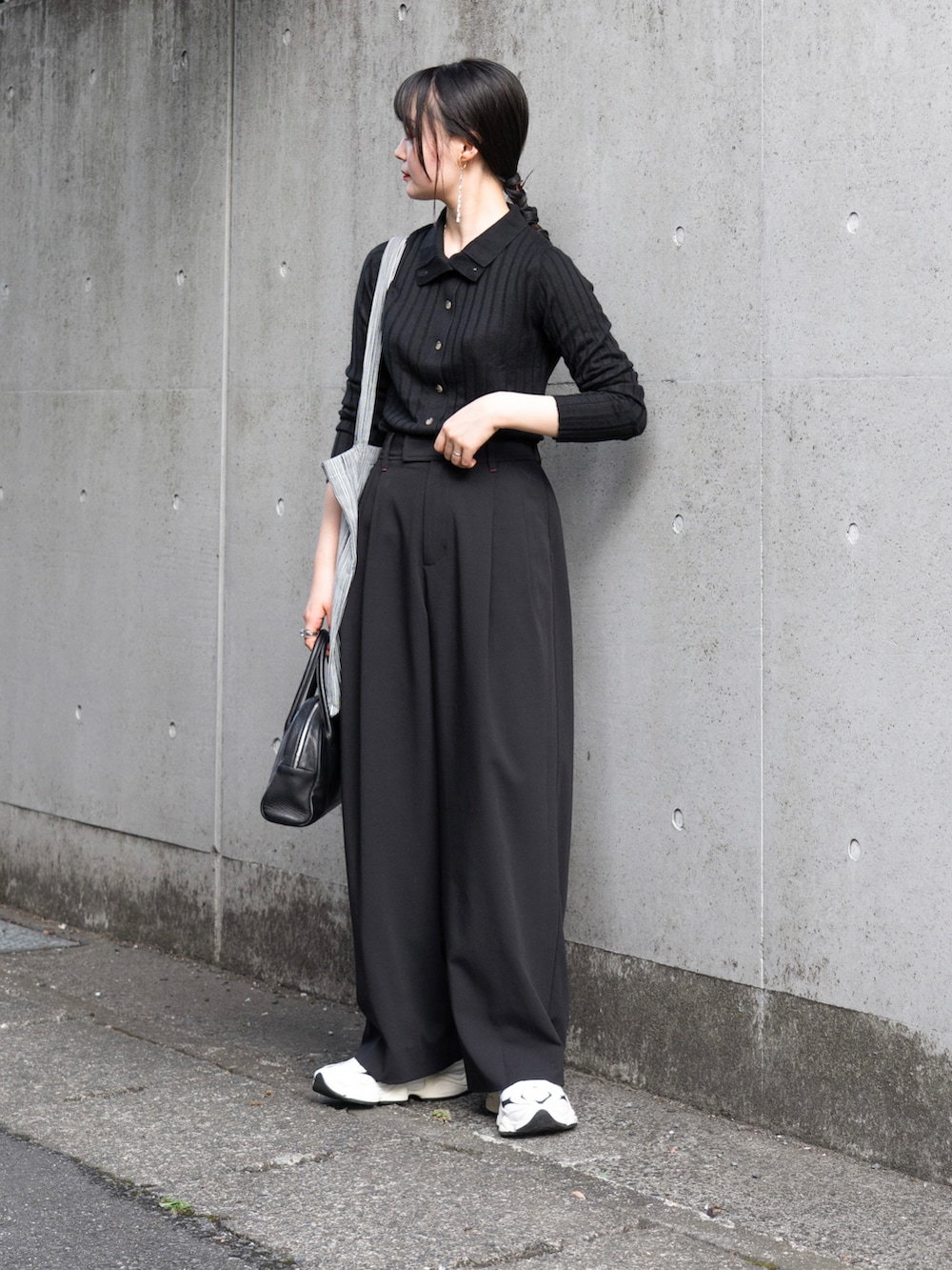 ブラック系のニット/セーター、ブラック系のその他パンツ、ブラック系のショルダーバッグを着用したレディースの秋コーディネートの3枚目の写真