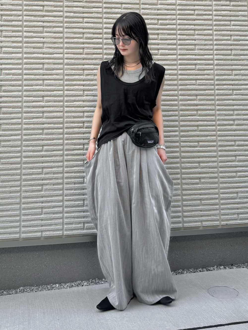 ブラック系のTシャツ/カットソー、グレー系のタンクトップ、グレー系のその他パンツを着用したレディースの夏コーディネートの2枚目の写真