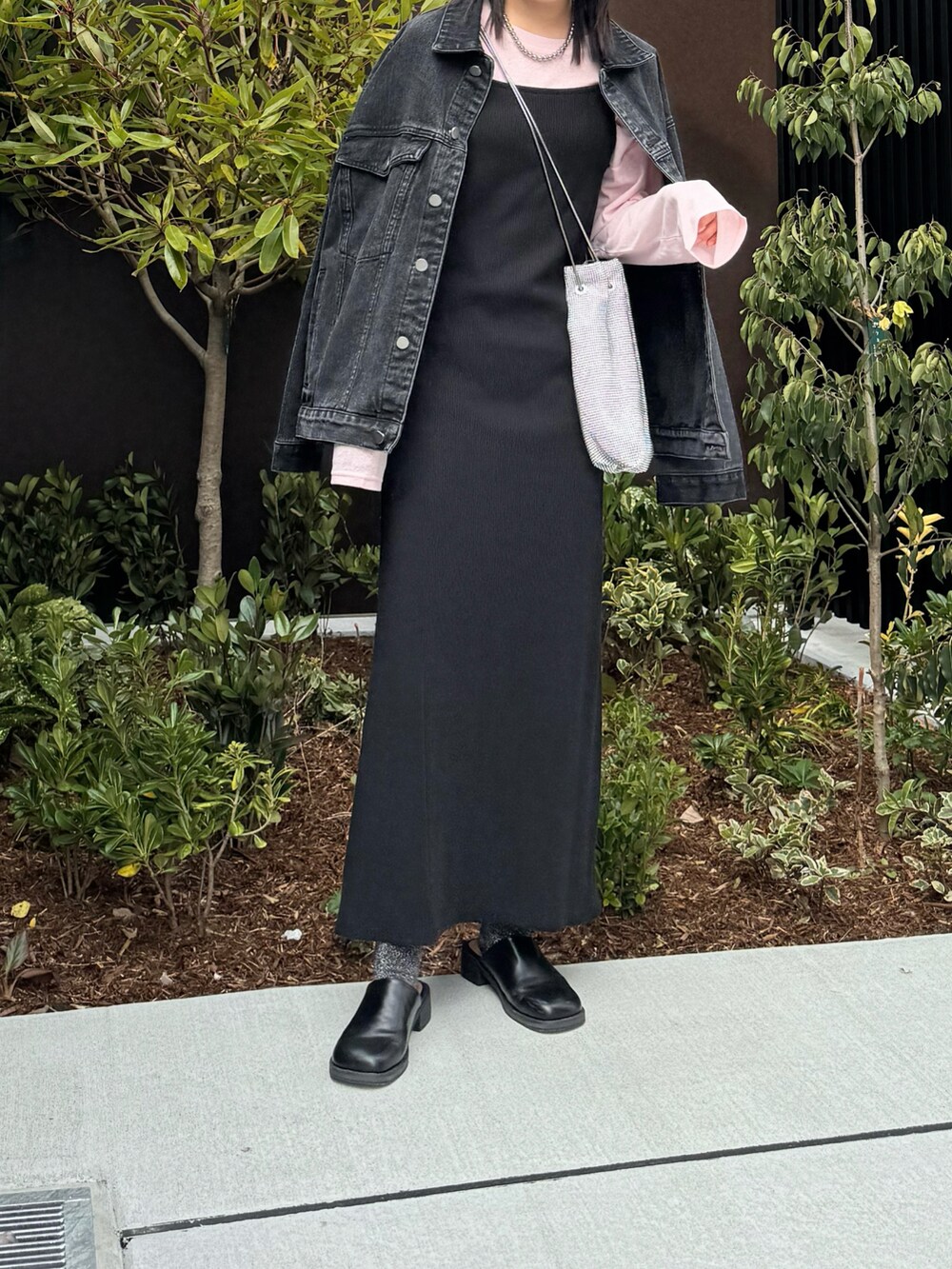 「似合うラボに行こう、レイヤードスタイル、春コーデ、春服みてみて、春アウター、デニム、デニムジャケット、ピンク、キャミワンピ、ロングワンピース、ショルダーバッグ、シンプルコーデ、パステルカラー、プチプラ、ジャケットスタイル」｜「select MOCAの【サイズ展開あり】ビッグシルエットデニムジャケット（デニムジャケット、ブラック系）」を使った、pearn0さん（レディース・160cm）の春コーディネートの2枚目の写真