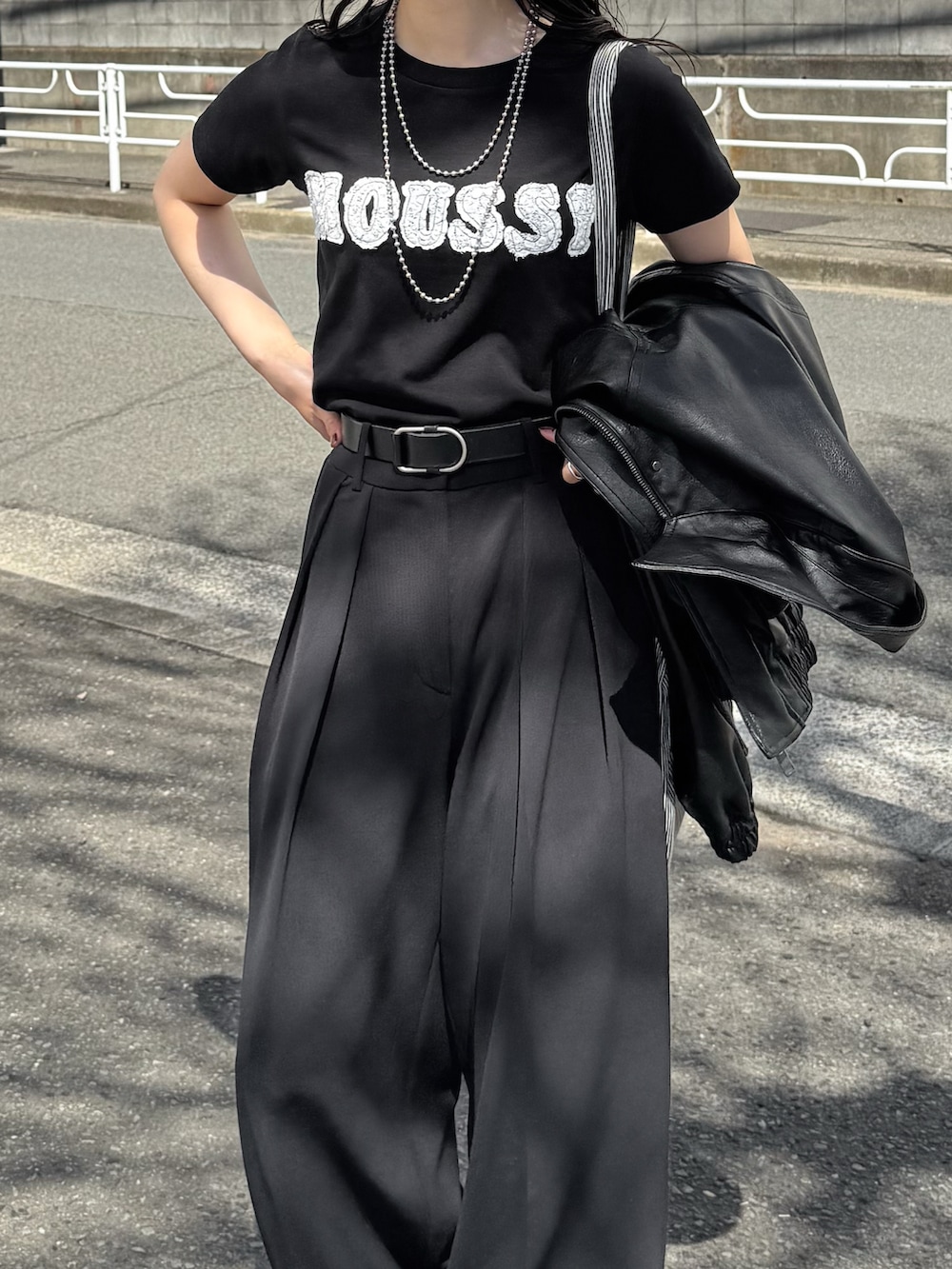 ブラック系のブルゾン、ブラック系のTシャツ/カットソー、ブラック系のその他パンツを着用したレディースの春コーディネートの3枚目の写真