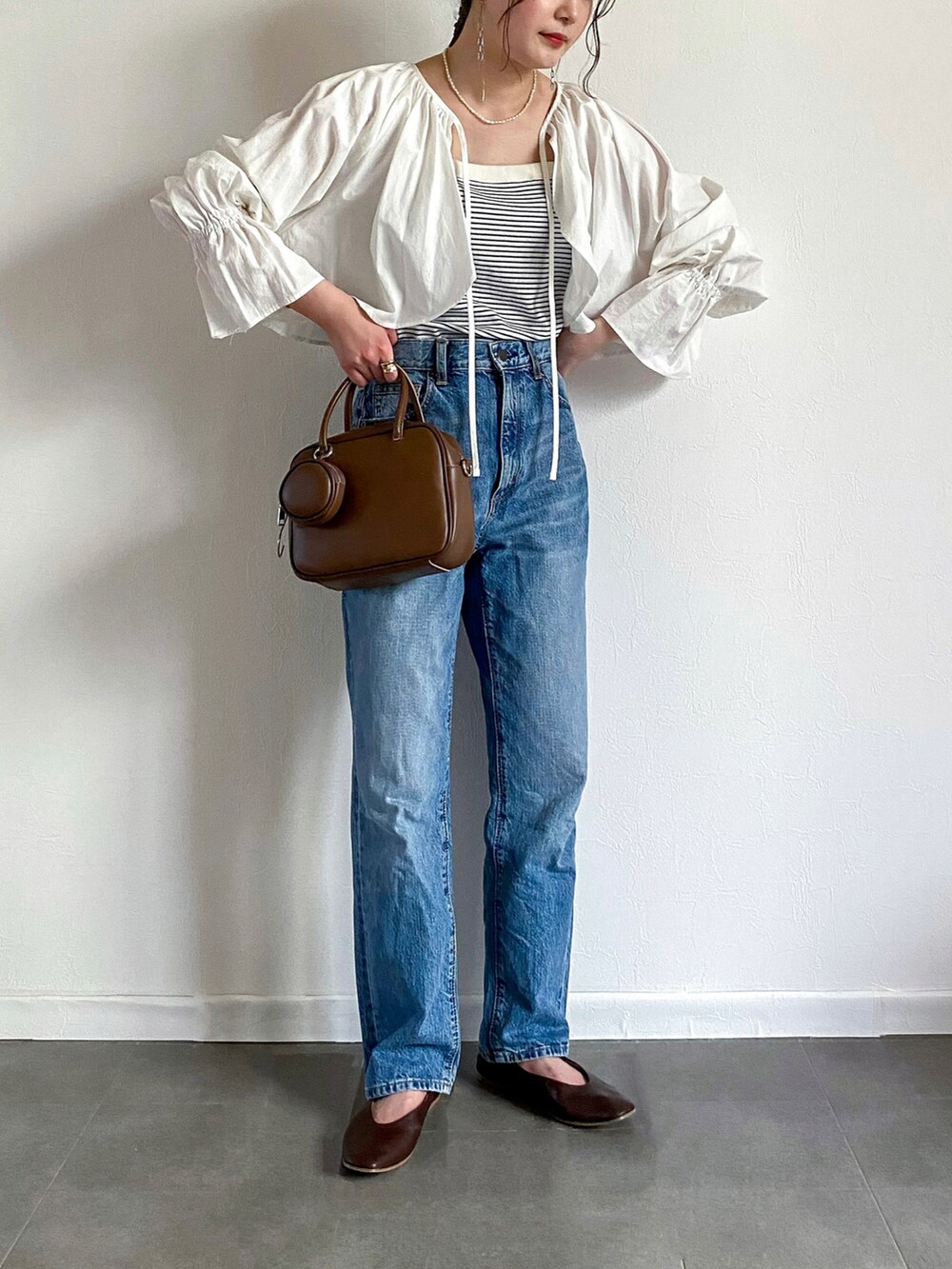 ホワイト系のシャツ/ブラウス、ブルー系のニット/セーター、ブルー系のパンツを着用したレディースの夏コーディネートの2枚目の写真