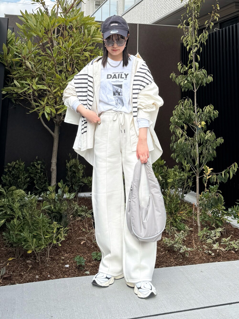 ホワイト系のTシャツ/カットソー、ホワイト系のシャツ/ブラウス、ブルー系のTシャツ/カットソーを着用したレディースの冬コーディネートの2枚目の写真