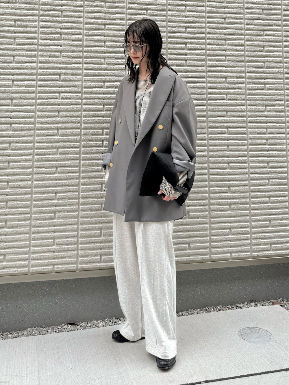 グレー系のテーラードジャケット、ホワイト系のTシャツ/カットソー、グレー系のスウェットパンツを着用したレディースの春コーディネートの3枚目の写真