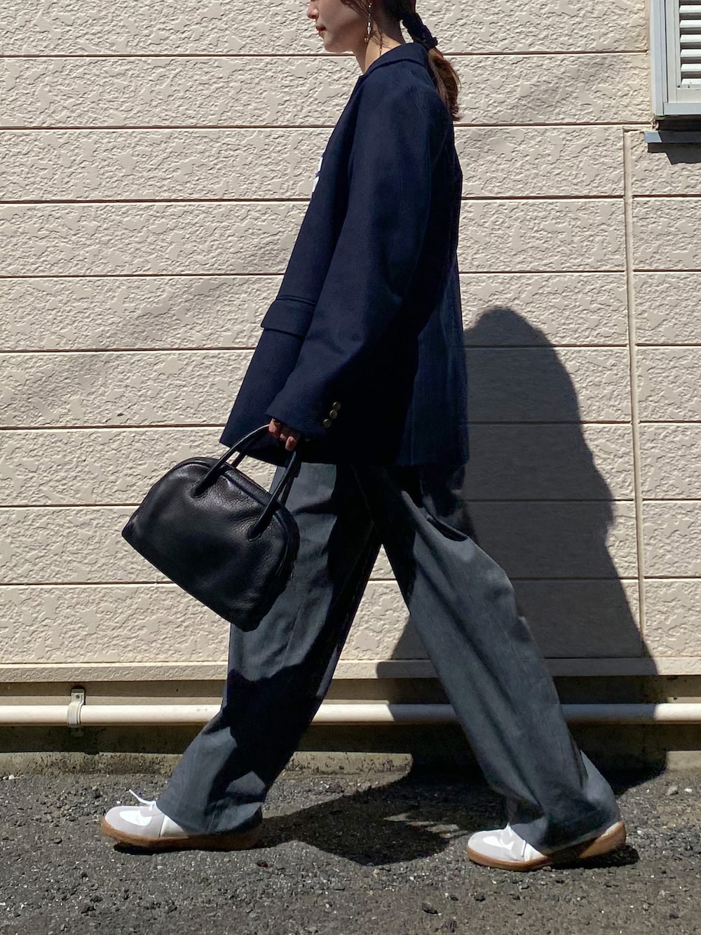 ブルー系のテーラードジャケット、ブルー系のTシャツ/カットソー、グレー系のスラックスを着用したレディースの秋コーディネートの3枚目の写真