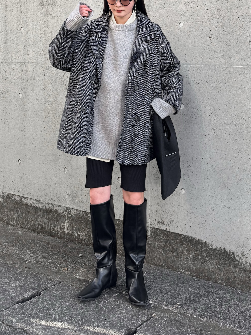 ブラック系のテーラードジャケット、ブラック系のその他パンツ、ブラック系のブーツを着用したレディースの冬コーディネートの3枚目の写真