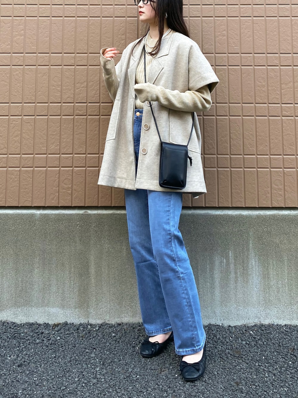 「私の推しブランド、大人カジュアル、きれいめカジュアル、シンプルコーデ、レイヤードスタイル、ベスト、ジレ、デニム、デニムパンツ、ショルダーバッグ、スクエアバッグ、バレエシューズ、タックイン、ハイウエスト、Levi's」｜「Levi'sのDENIZEN from Levi's ハイウエストフレアデニム SCULPT UHR CROP FLARE MEDIUM（デニムパンツ、ブルー系）」を使った、pearn0さん（レディース・160cm）の冬コーディネートの2枚目の写真