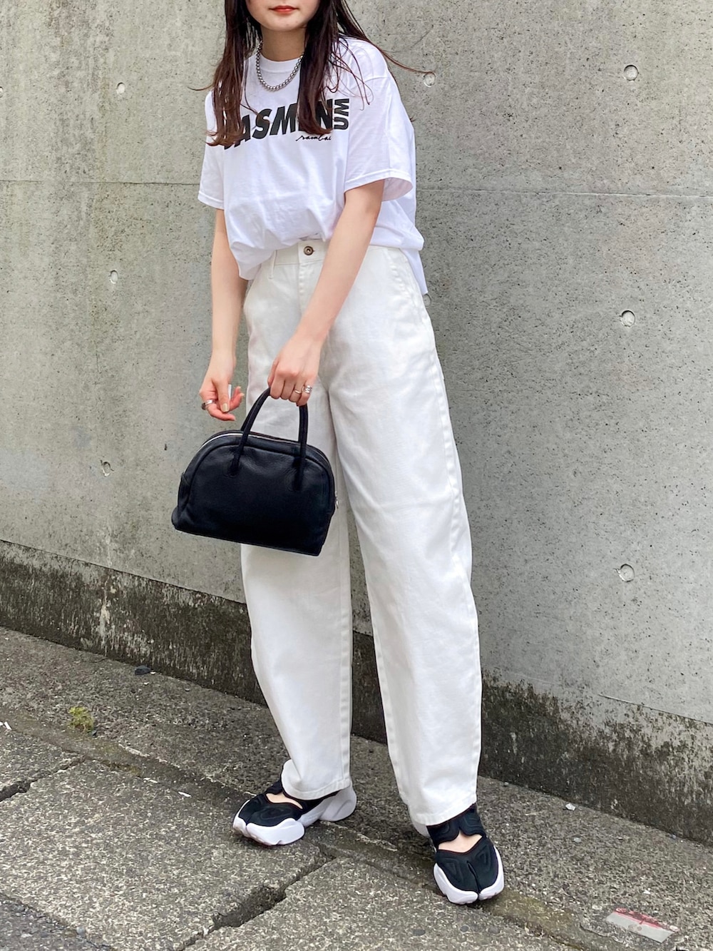 ホワイト系のTシャツ/カットソー、ホワイト系のデニムパンツ、ブラック系のショルダーバッグを着用したレディースの夏コーディネートの2枚目の写真