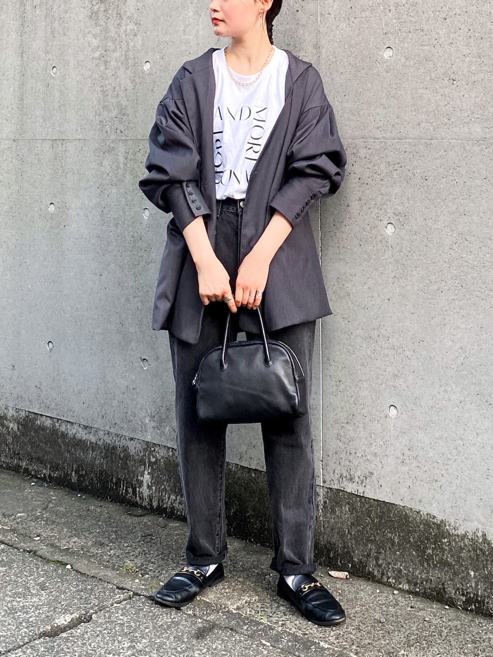 グレー系のテーラードジャケット、ホワイト系のTシャツ/カットソー、ブラック系のデニムパンツを着用したレディースの秋コーディネートの2枚目の写真