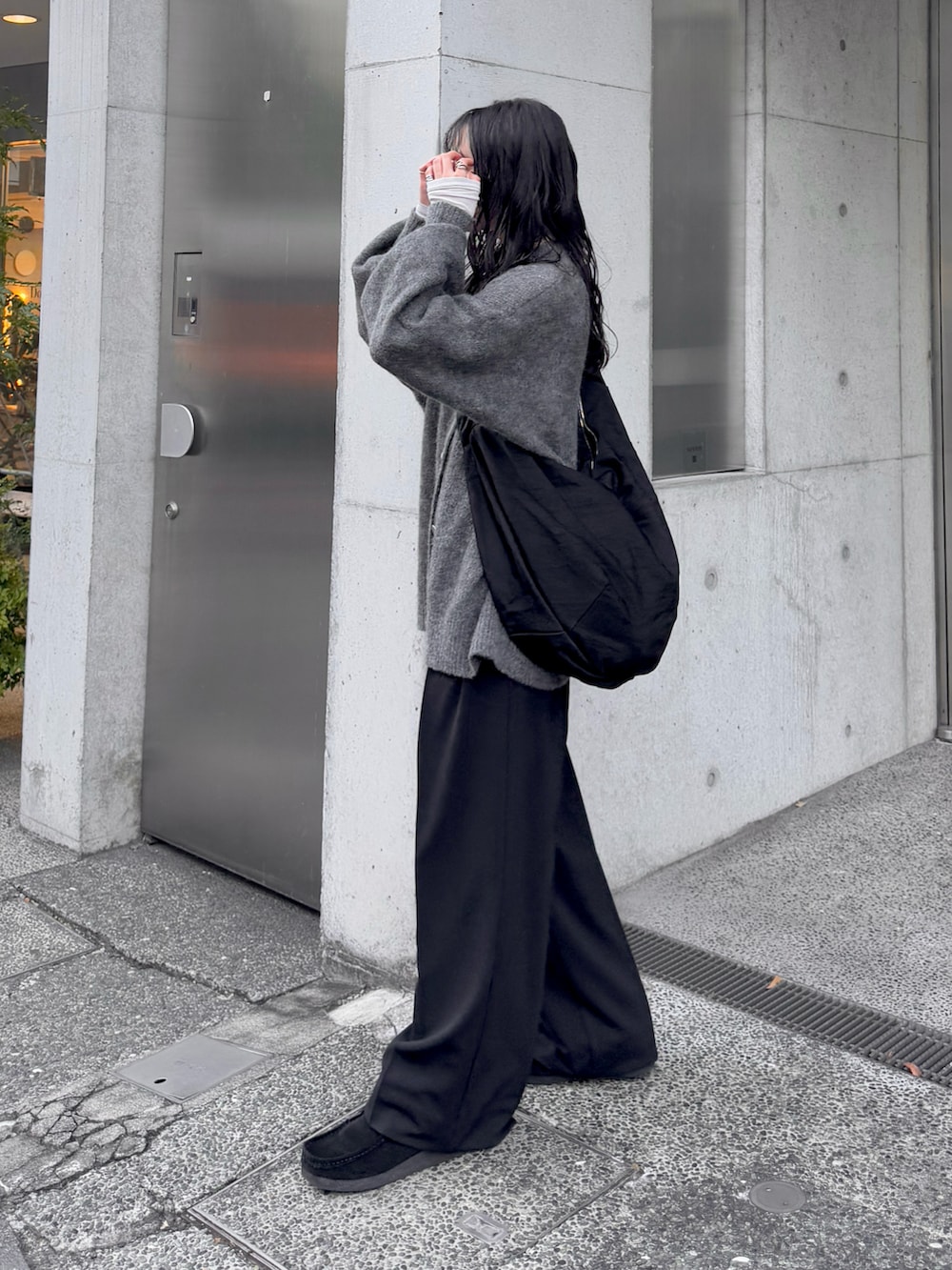 グレー系のカーディガン/ボレロ、ホワイト系のTシャツ/カットソー、ブラック系のその他パンツを着用したレディースの冬コーディネートの4枚目の写真