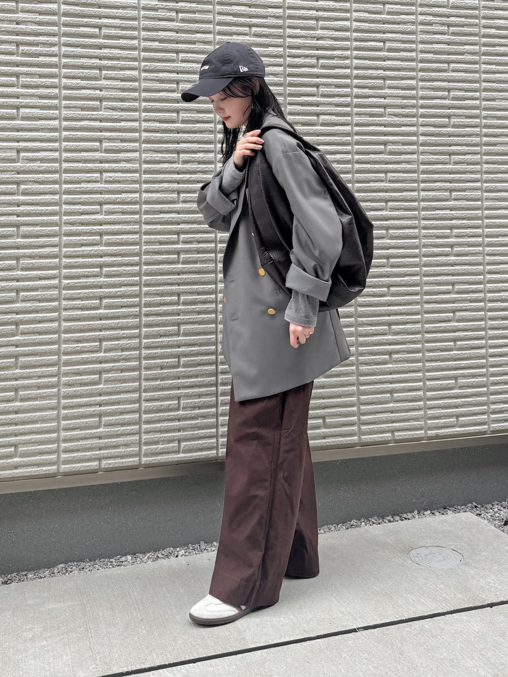 グレー系のテーラードジャケット、グレー系のカーディガン/ボレロ、レッド系のチノパンツを着用したレディースの秋コーディネートの3枚目の写真