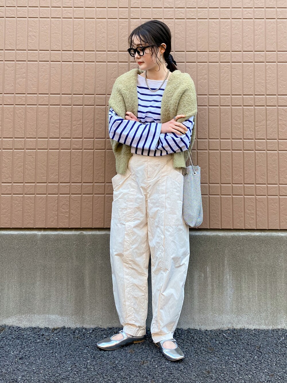 ブルー系のTシャツ/カットソー、グリーン系のカーディガン/ボレロ、ホワイト系のその他パンツを着用したレディースの春コーディネートの2枚目の写真