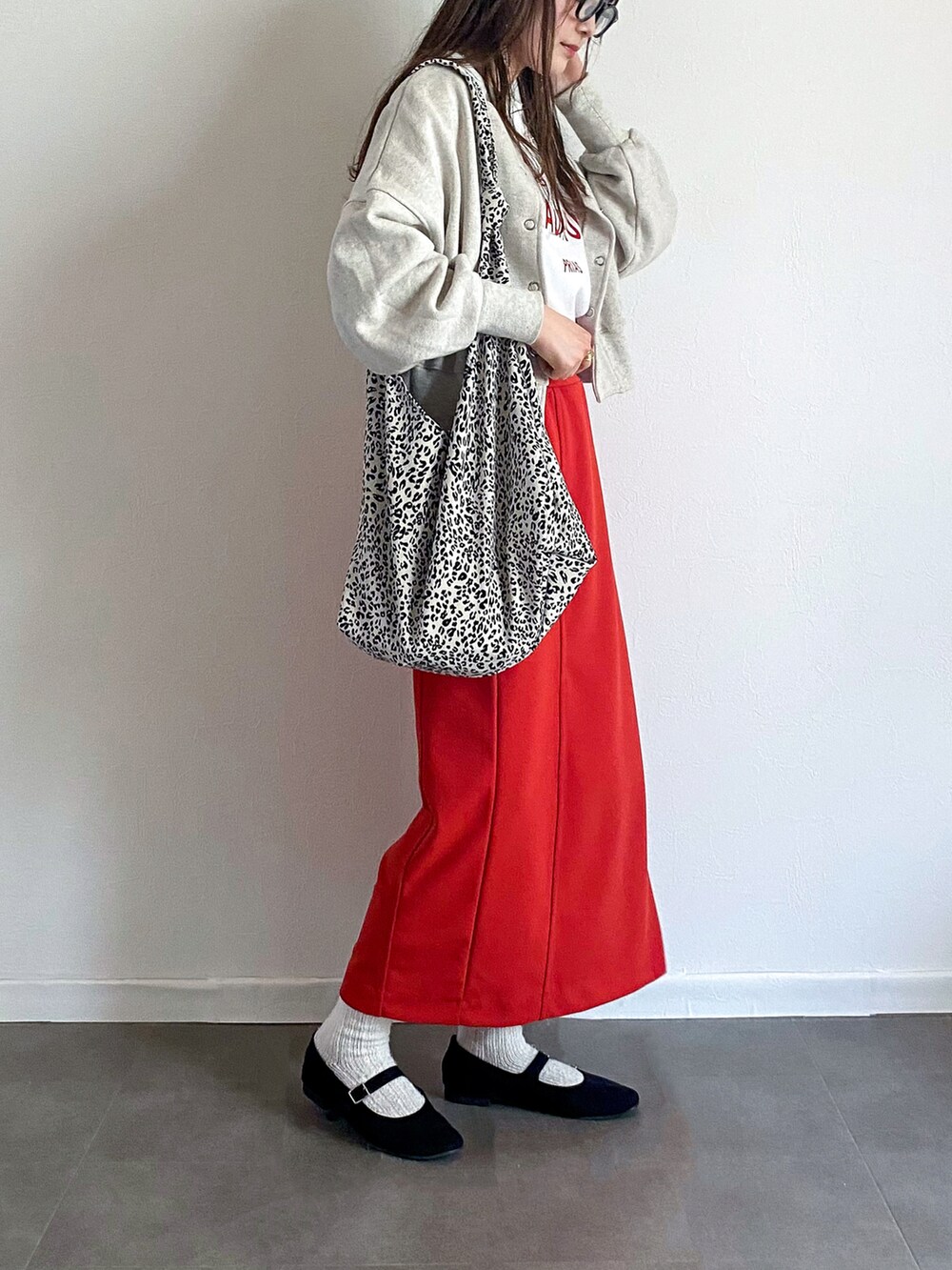 ホワイト系のTシャツ/カットソー、レッド系のスカート、ホワイト系のトートバッグを着用したレディースの春コーディネートの2枚目の写真