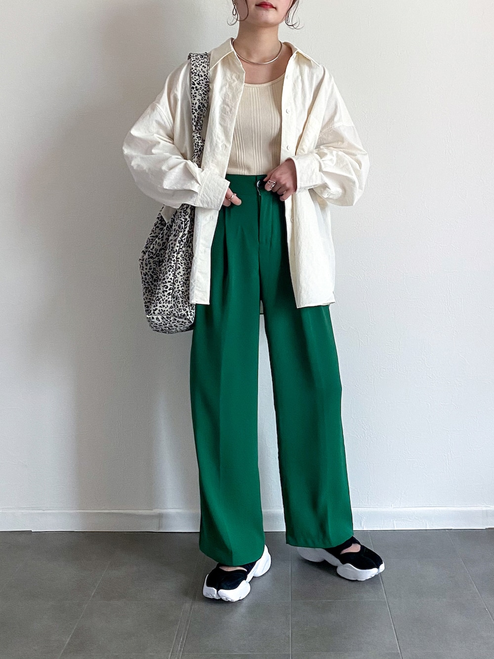 ホワイト系のシャツ/ブラウス、ホワイト系のTシャツ/カットソー、グリーン系のスラックスを着用したレディースの春コーディネートの2枚目の写真