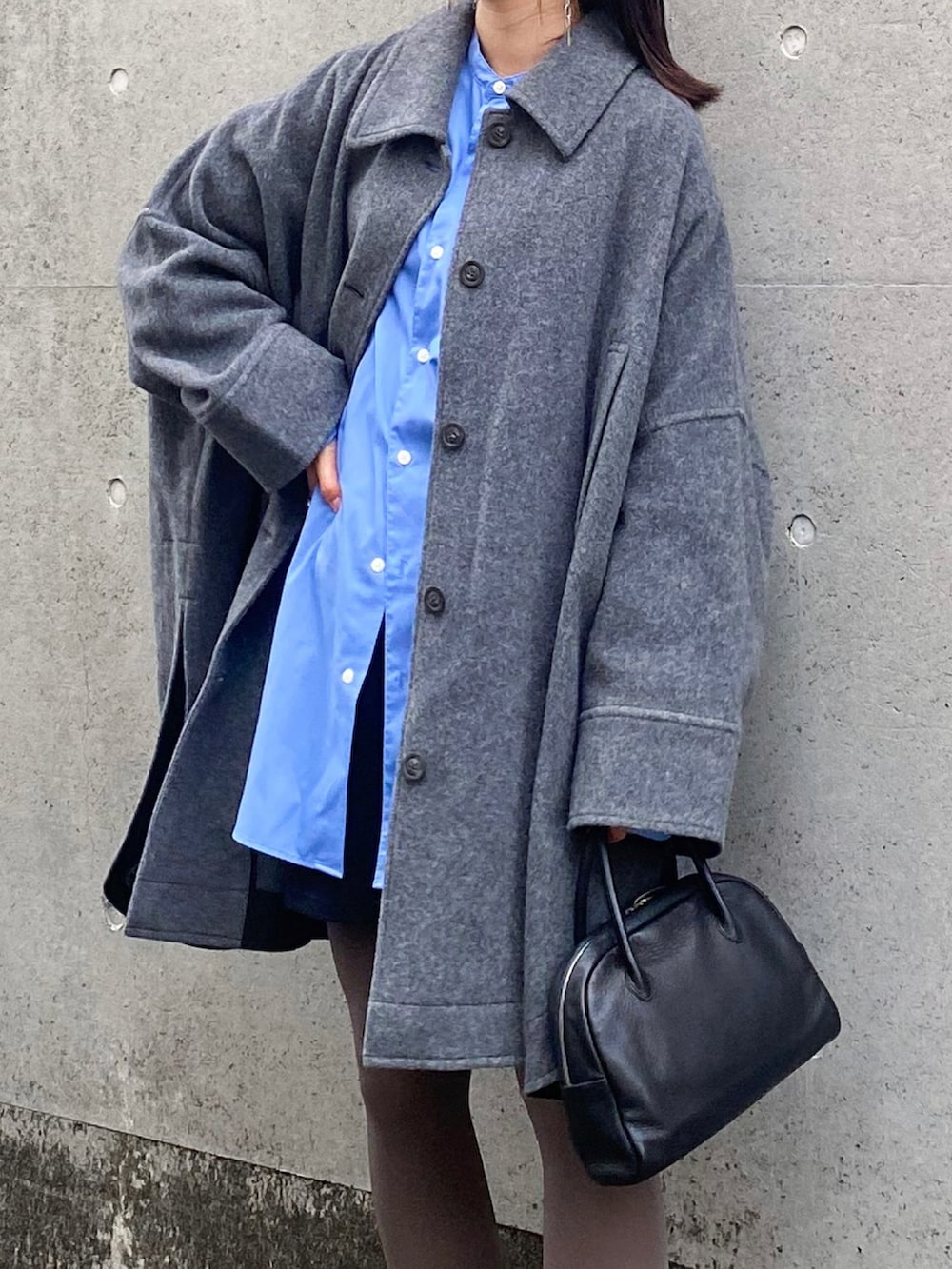 グレー系のその他アウター、ブルー系のシャツ/ブラウス、ブラック系のその他パンツを着用したレディースの秋コーディネートの3枚目の写真