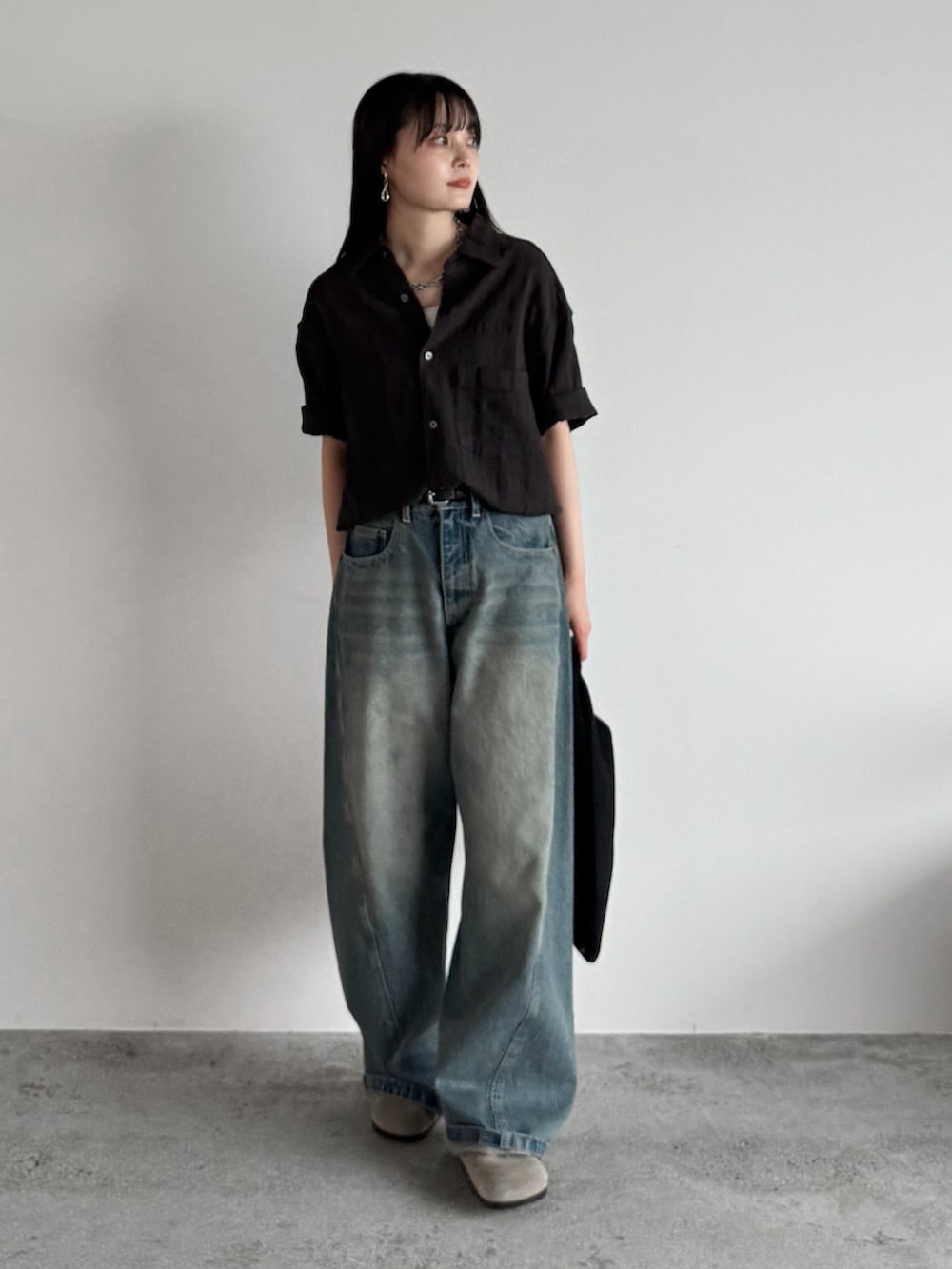 ベージュ系のサンダル、グレー系のシャツ/ブラウス、ブルー系のデニムパンツを着用したレディースの夏コーディネートの2枚目の写真