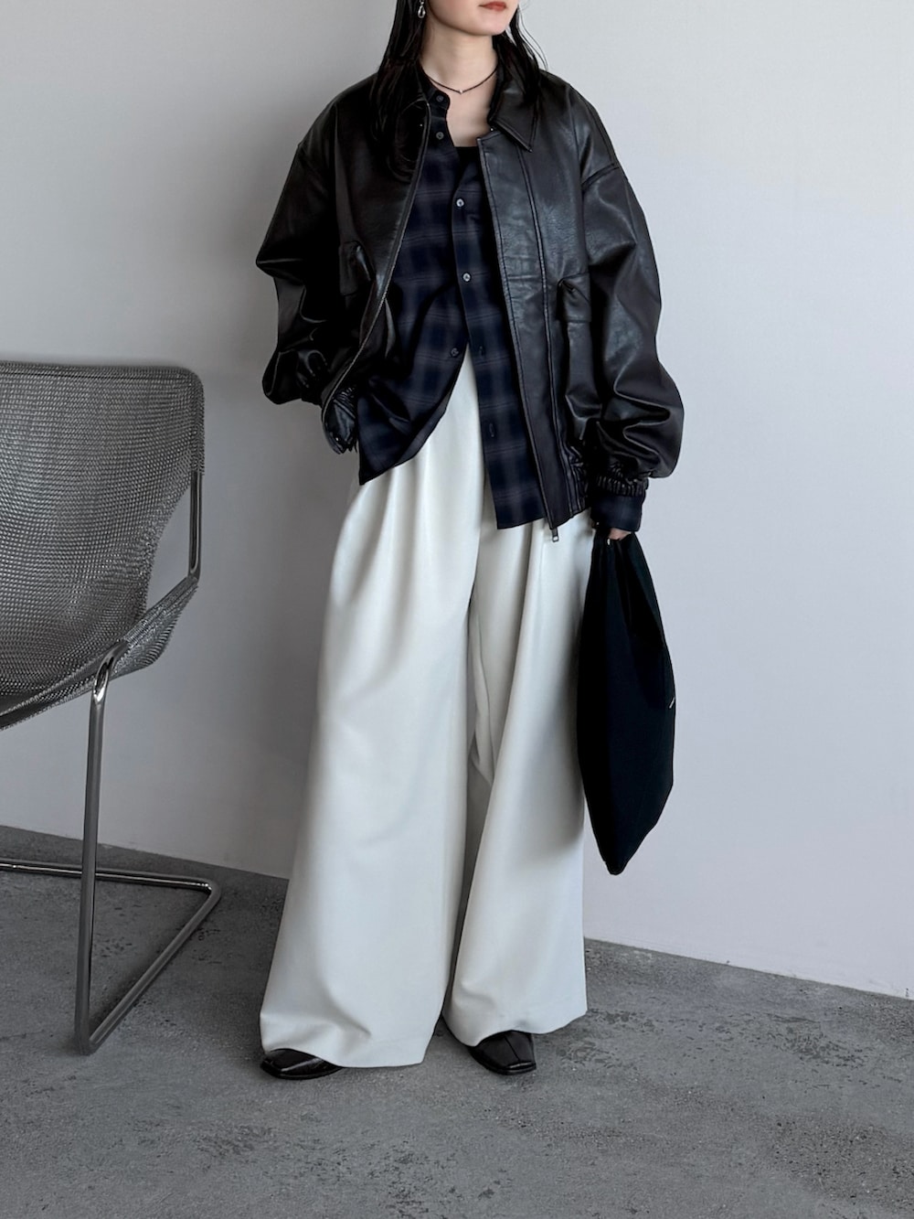 グレー系のシャツ/ブラウス、ブラウン系のブルゾン、ホワイト系のスラックスを着用したレディースの冬コーディネートの2枚目の写真