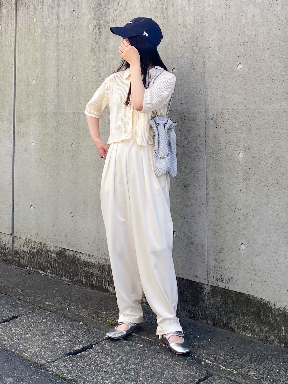 ホワイト系のカーディガン/ボレロ、ホワイト系のその他パンツ、シルバー系のショルダーバッグを着用したレディースの夏コーディネートの2枚目の写真