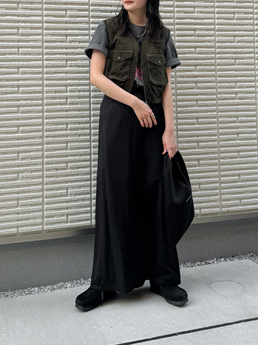 「秋服準備はじめました、秋先取りコーデ、アウトドアスタイル、レイヤードスタイル、ロゴT、ベスト、コーデュロイ、ロングスカート、トートバッグ、メガネ女子、韓国ファッション、休日スタイル、お出かけコーデ、プチプラ、秋コーデ」｜「FREAK'S STOREのStranger Things/ストレンジャーシングス　未知の世界 Stranger Things Photo Short Sleeve T-shirt/ ストレンジャーシングス フォトTシャツ（Tシャツ/カットソー、グレー系）」を使った、pearn0さん（レディース・160cm）の秋コーディネートの3枚目の写真