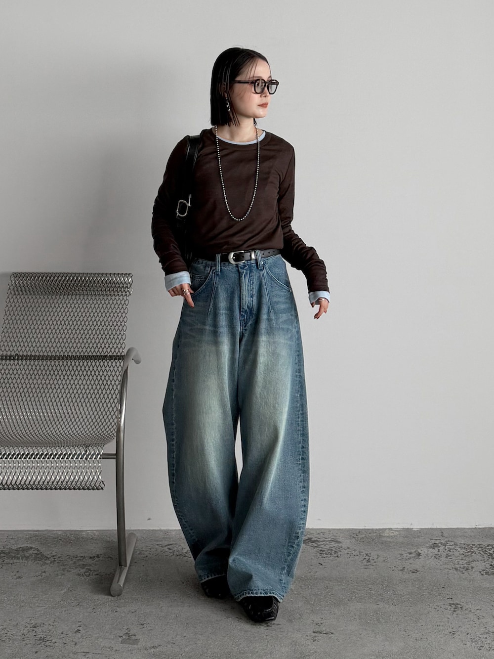 ブラウン系のTシャツ/カットソー、ブルー系のデニムパンツ、ブラック系のローファーを着用したレディースの秋コーディネートの2枚目の写真