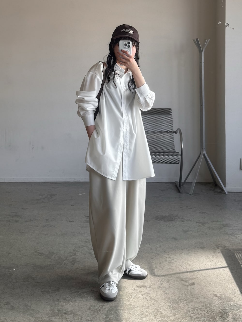 ホワイト系のシャツ/ブラウス、ホワイト系のスウェットパンツ、ブラウン系のショルダーバッグを着用したレディースの春コーディネートの3枚目の写真