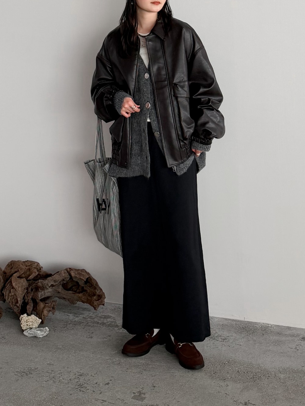 グレー系のカーディガン/ボレロ、ブラウン系のローファー、ブラウン系のブルゾンを着用したレディースの冬コーディネートの2枚目の写真