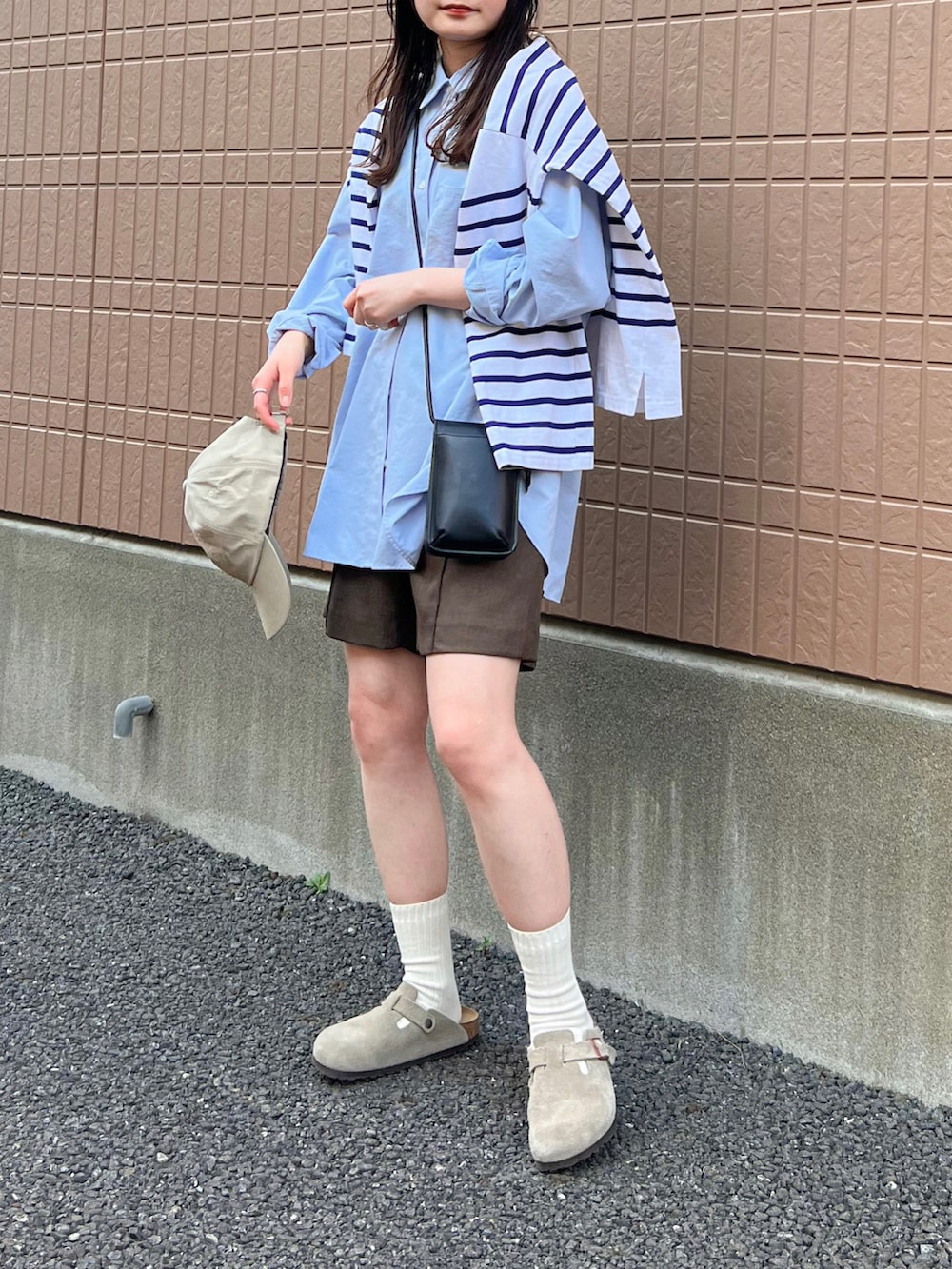 ブルー系のシャツ/ブラウス、ブルー系のTシャツ/カットソー、ブラウン系のその他パンツを着用したレディースの春コーディネートの2枚目の写真