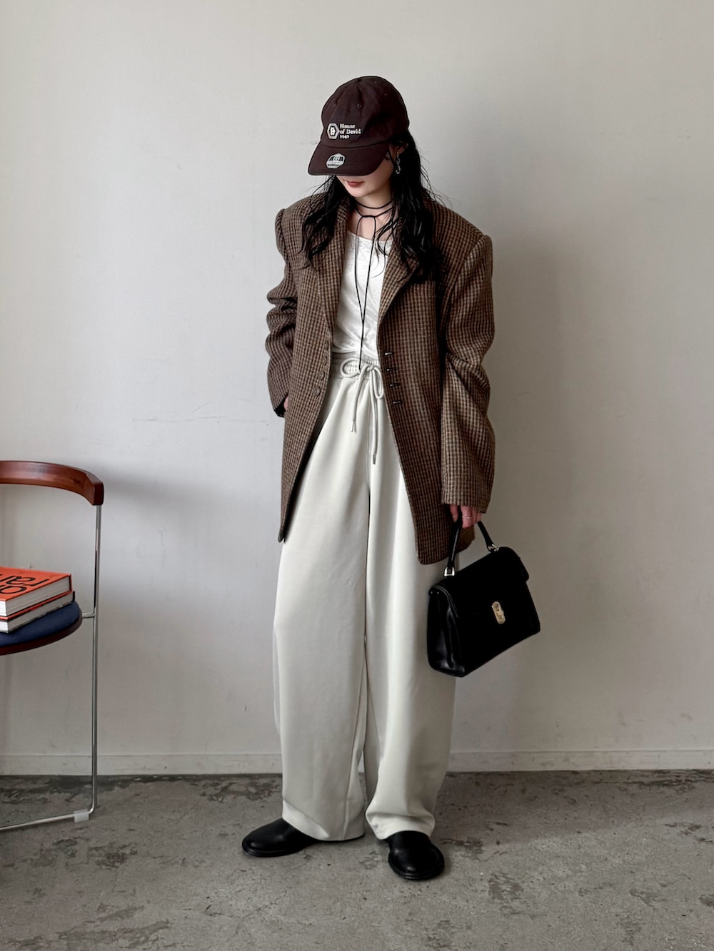 イエロー系のテーラードジャケット、ホワイト系のTシャツ/カットソー、ホワイト系のスウェットパンツを着用したレディースの春コーディネートの3枚目の写真