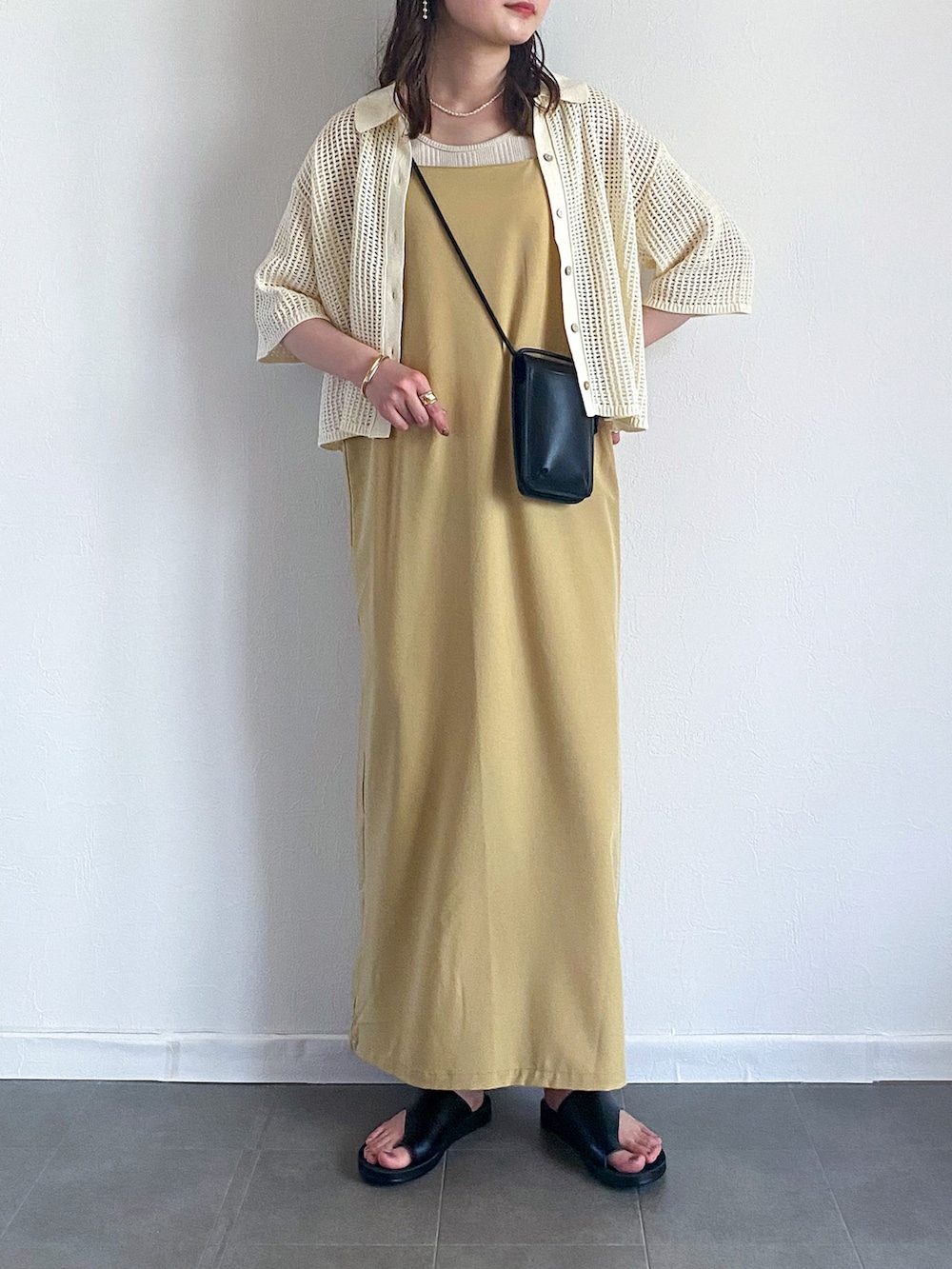 ホワイト系のカーディガン/ボレロ、ホワイト系のTシャツ/カットソー、イエロー系のワンピースを着用したレディースの夏コーディネートの2枚目の写真