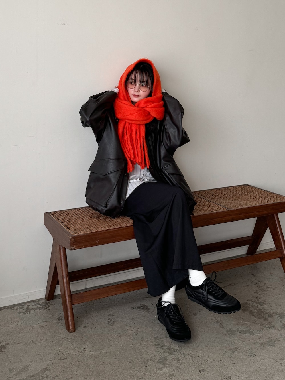 ブラウン系のブルゾン、グレー系のシャツ/ブラウス、ブラック系のスカートを着用したレディースの冬コーディネートの2枚目の写真