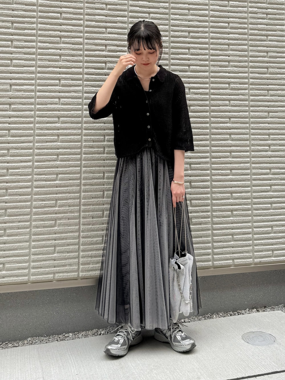 「春夏コーデ、モノトーン、シンプルコーデ、韓国ファッション、プチプラ、ショルダーバッグ、スニーカー、ストリート、チュールスカート、初夏コーデ、シャツスタイル、アウトドアスタイル」｜「LOWRYS FARMのメッシュポロカーディガン　278727（カーディガン/ボレロ、ブラック系）」を使った、pearn0さん（レディース・160cm）の春コーディネートの3枚目の写真