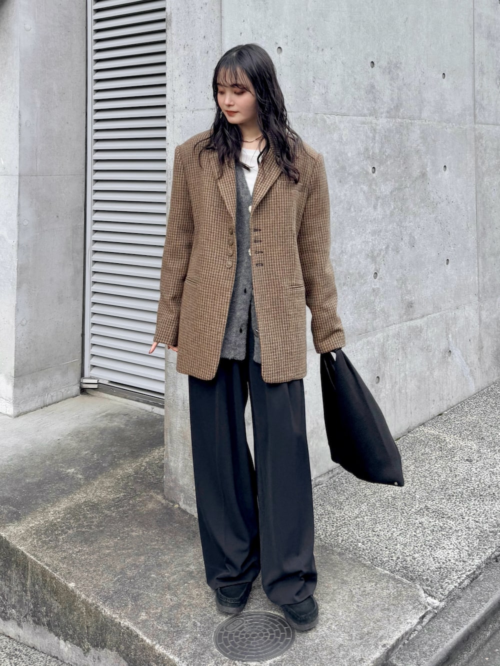 イエロー系のテーラードジャケット、グレー系のカーディガン/ボレロ、ホワイト系のTシャツ/カットソーを着用したレディースの冬コーディネートの2枚目の写真