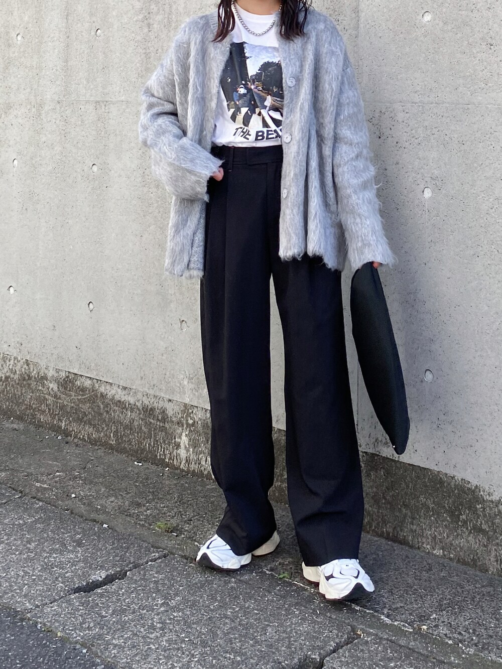 グレー系のカーディガン/ボレロ、ブラック系のその他パンツ、ブラック系のトートバッグを着用したレディースの秋コーディネートの2枚目の写真