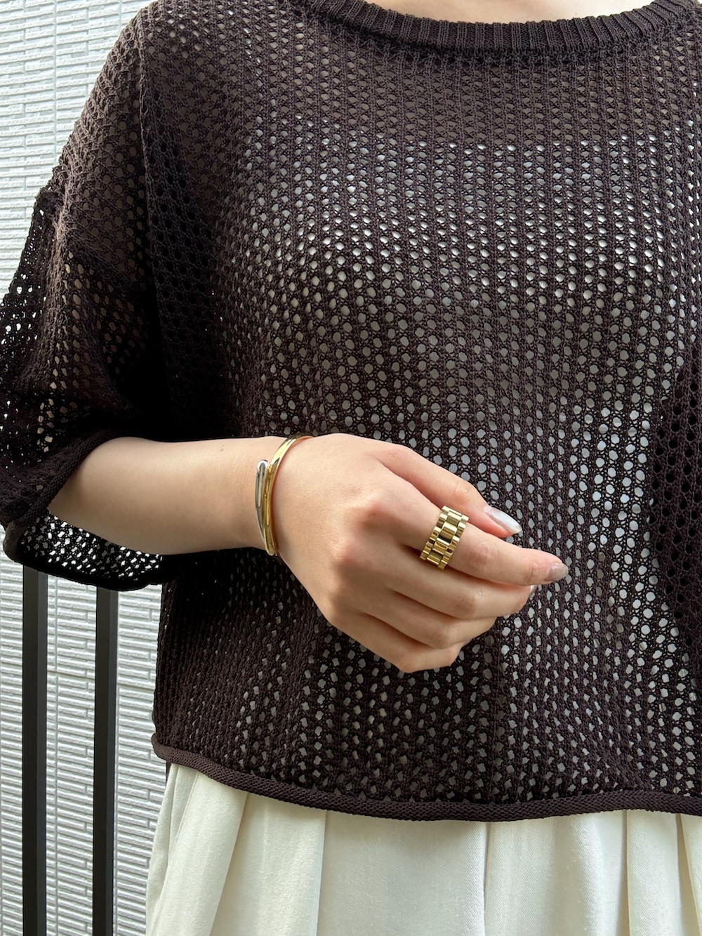 ブラウン系のニット/セーター、ホワイト系のキャミソール、ホワイト系のその他パンツを着用したレディースの春コーディネートの2枚目の写真