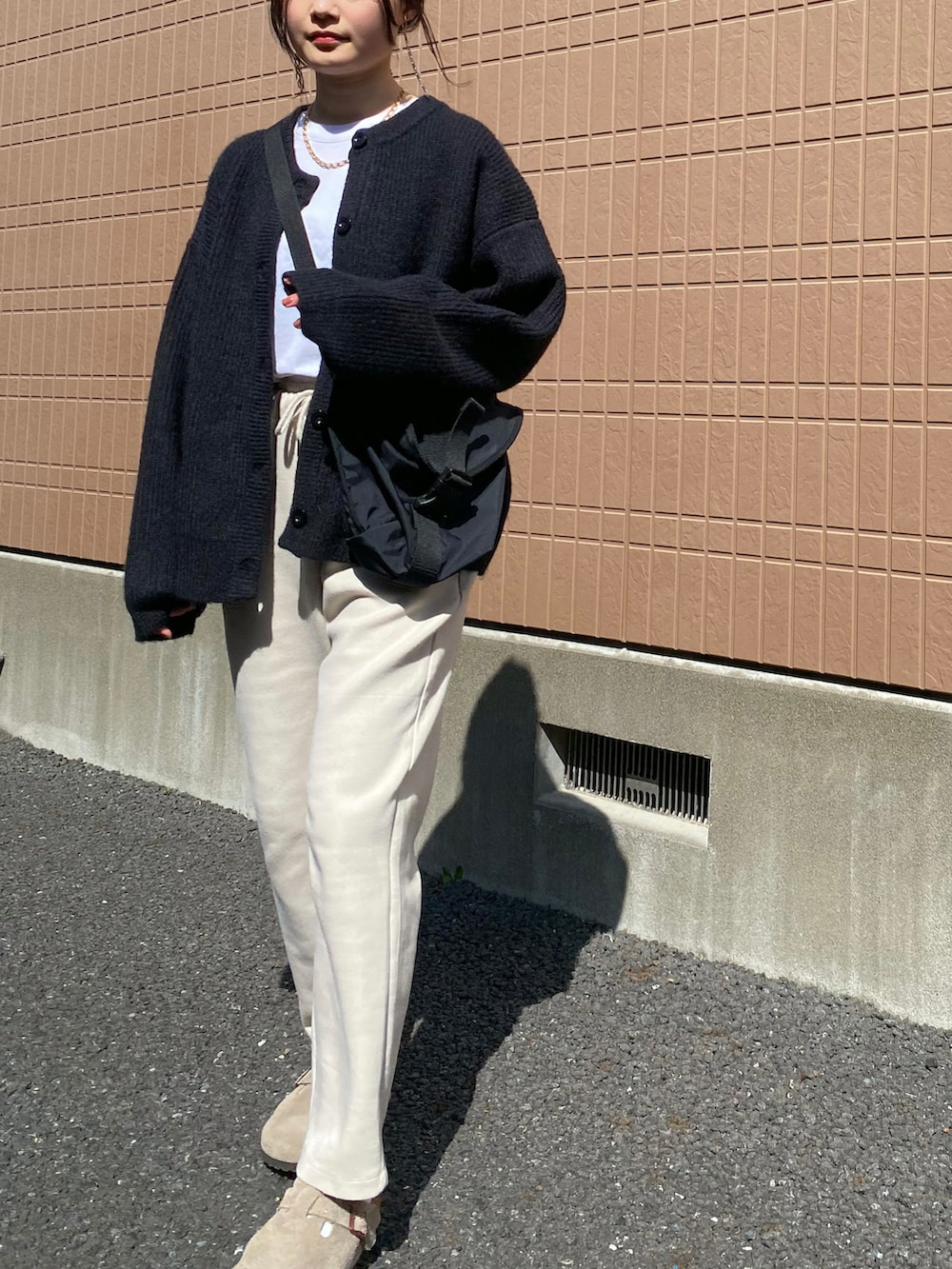 ブラック系のカーディガン/ボレロ、ベージュ系のその他パンツ、ブラック系のショルダーバッグを着用したレディースの春コーディネートの3枚目の写真