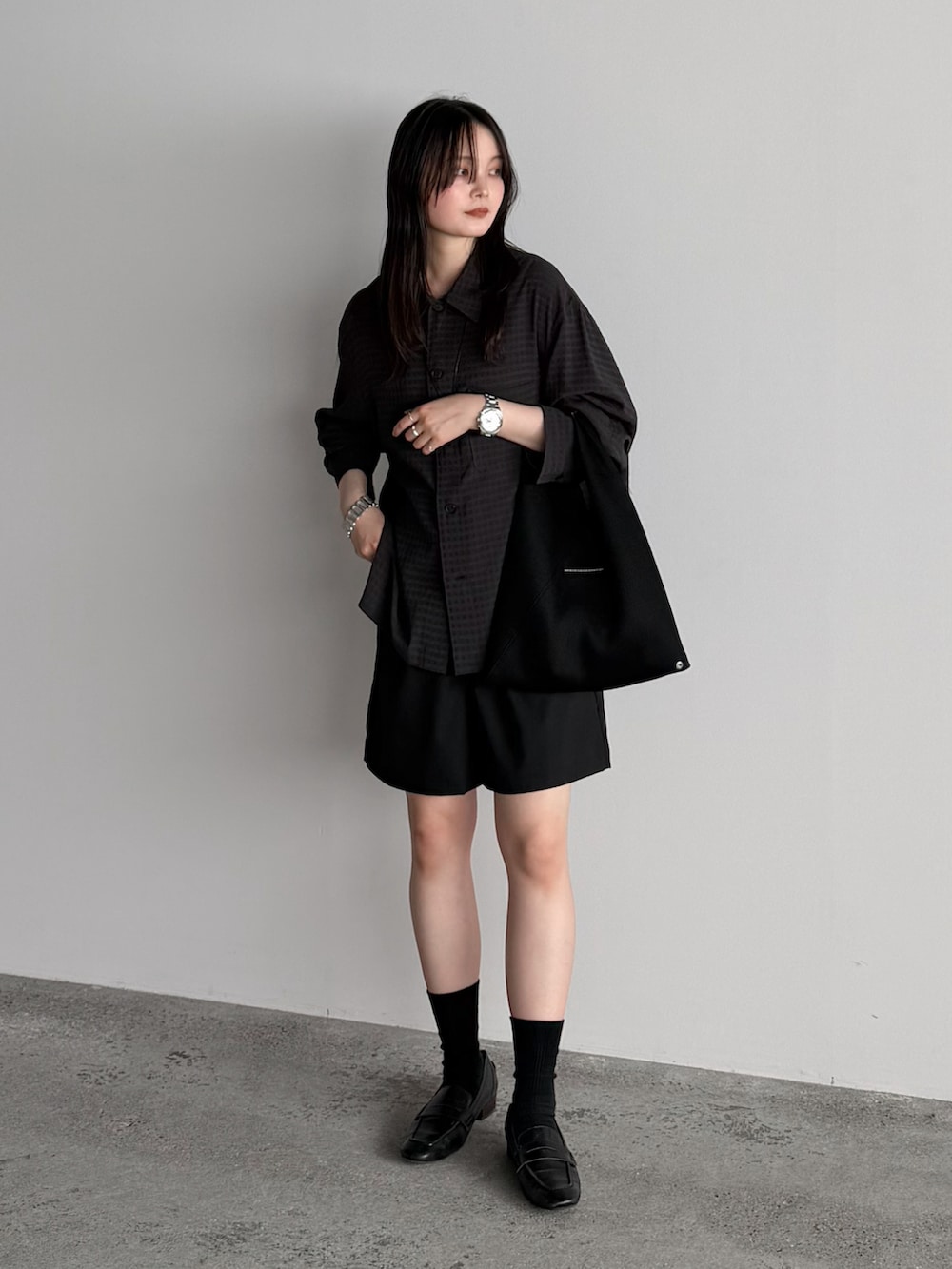 グレー系のシャツ/ブラウス、ブラック系のその他パンツ、ブラック系のトートバッグを着用したレディースの春コーディネートの2枚目の写真