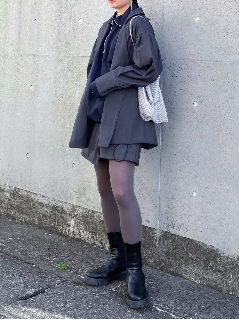 グレー系のテーラードジャケット、ブルー系のシャツ/ブラウス、グレー系のその他パンツを着用したレディースの秋コーディネートの2枚目の写真