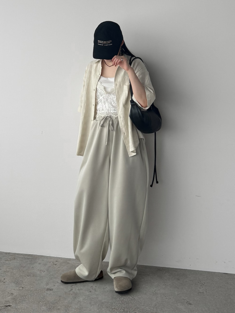 ホワイト系のスウェットパンツ、ベージュ系のサンダル、ホワイト系のシャツ/ブラウスを着用したレディースの夏コーディネートの2枚目の写真