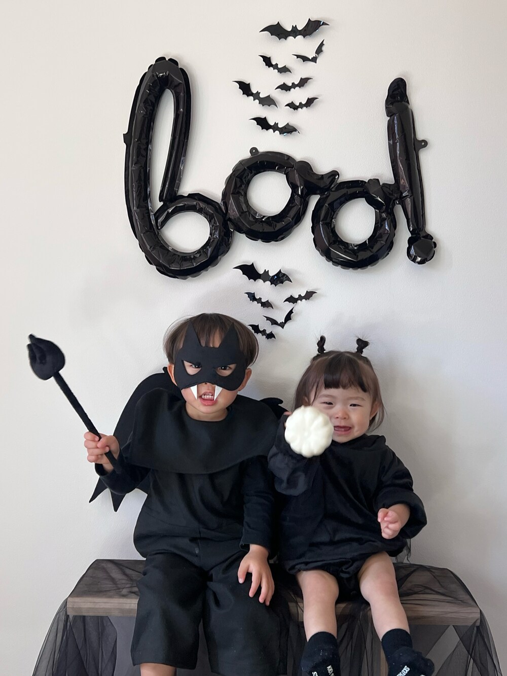 「WEARハロウィン2022、キッズファッション、ハロウィン、仮装、韓国子供服、いいね、save、フォローお願いします🤑、おしゃれさんと繋がりたい、2歳、1歳、年子兄妹」｜「スリコのアイテム（ママ＆ベビー、ブラック系）」を使った、chulipo2さん（キッズ・80cm）の秋コーディネートの2枚目の写真