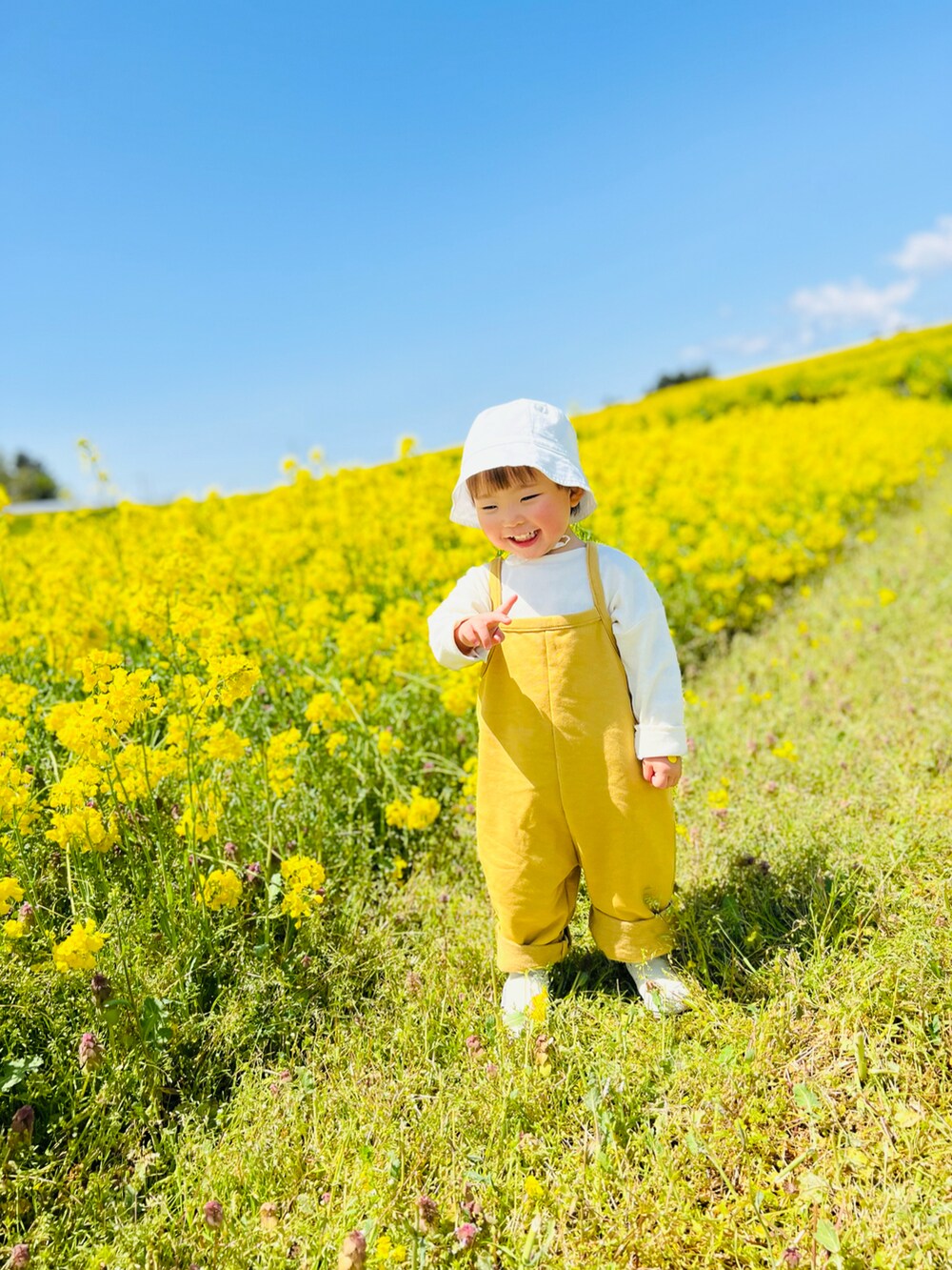 「キッズファッション、男の子、韓国ファッション、2歳、ロンパース、プチプラ、セットアップ、おしゃれさんと繋がりたい、菜の花畑」｜「オーガニックズーのアイテム（ママ＆ベビー、イエロー系）」を使った、chulipo2さん（キッズ・80cm）の春コーディネートの2枚目の写真