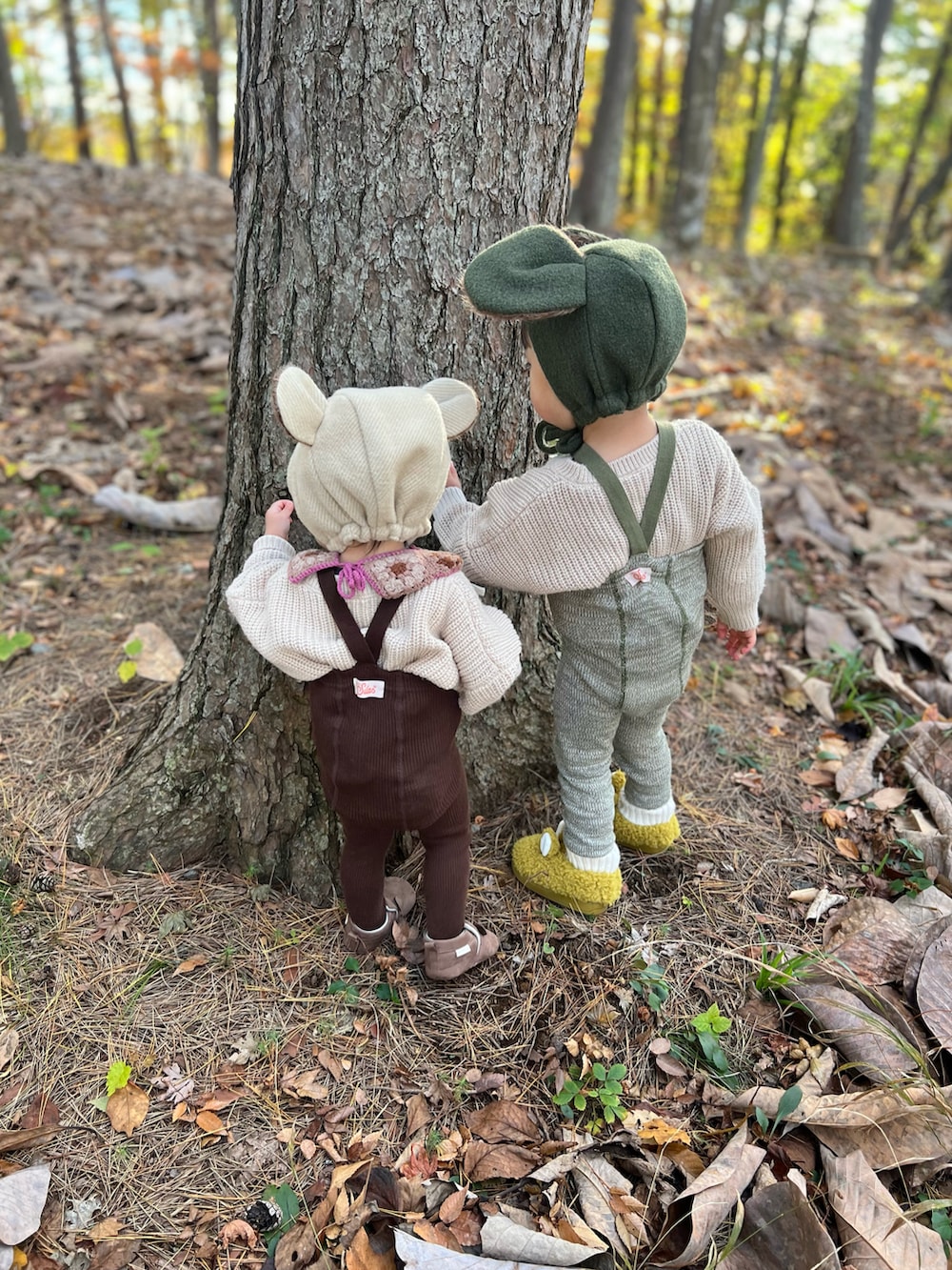 「キッズファッション、休日コーデ、女の子コーデ、海外子供服、1歳、2歳、ボンネット、ニット、サスペンダー、タイツ、おしゃれさんと繋がりたい、兄妹コーデ、キッズコーデ」｜「シリーサイラスのアイテム（ママ＆ベビー、ブラウン系）」を使った、chulipo2さん（キッズ・90cm）の冬コーディネートの2枚目の写真