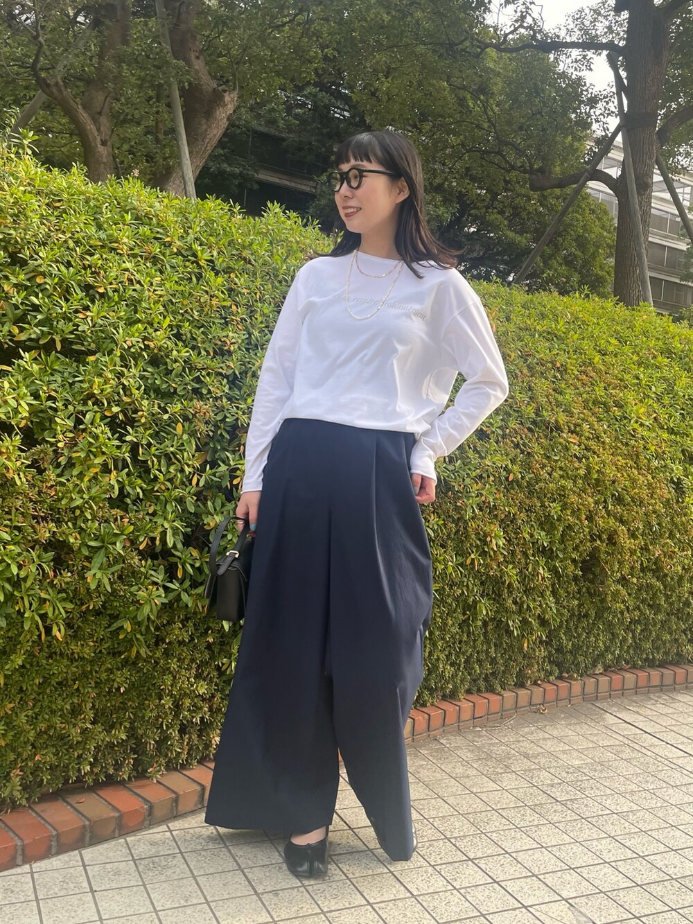 ホワイト系のTシャツ/カットソー、ブルー系のその他パンツを着用したレディースの冬コーディネートの4枚目の写真