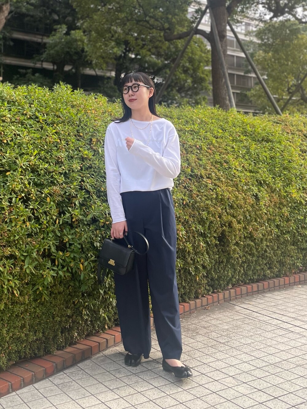 ホワイト系のTシャツ/カットソー、ブルー系のその他パンツを着用したレディースの冬コーディネートの3枚目の写真