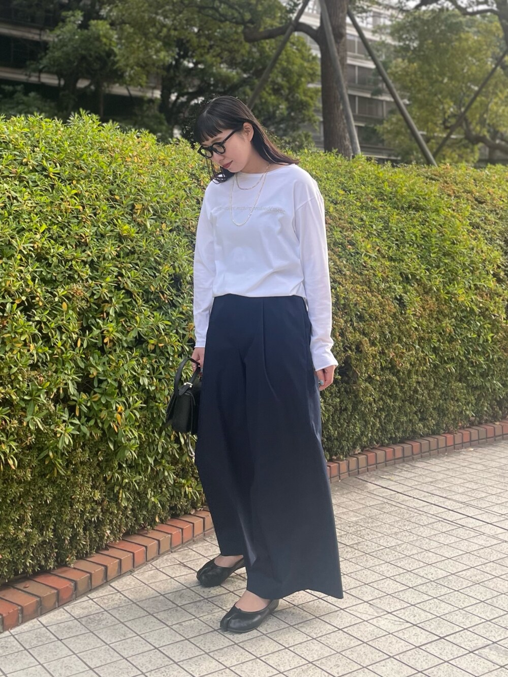 ホワイト系のTシャツ/カットソー、ブルー系のその他パンツを着用したレディースの冬コーディネートの2枚目の写真