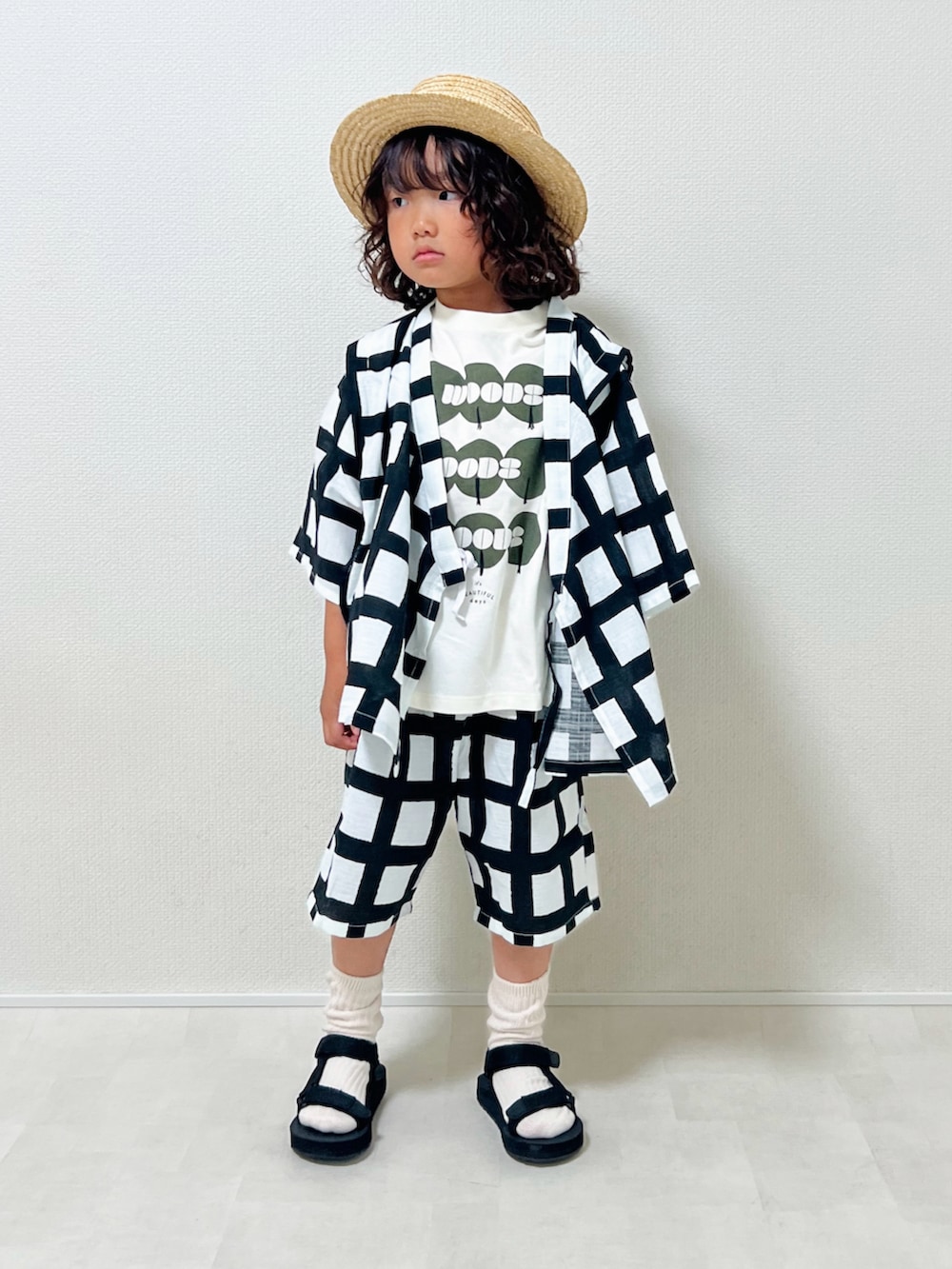 ブラック系のTシャツ/カットソー、ブラック系の浴衣、オレンジ系のソックス/靴下を着用したキッズの夏コーディネートの2枚目の写真