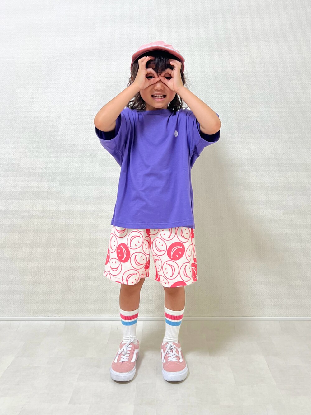 パープル系のTシャツ/カットソー、ピンク系のその他パンツ、ピンク系のスニーカーを着用したキッズの夏コーディネートの5枚目の写真