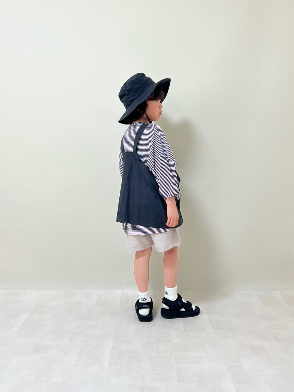 その他のサンダル、ブラック系のハットを着用したキッズの春コーディネートの4枚目の写真