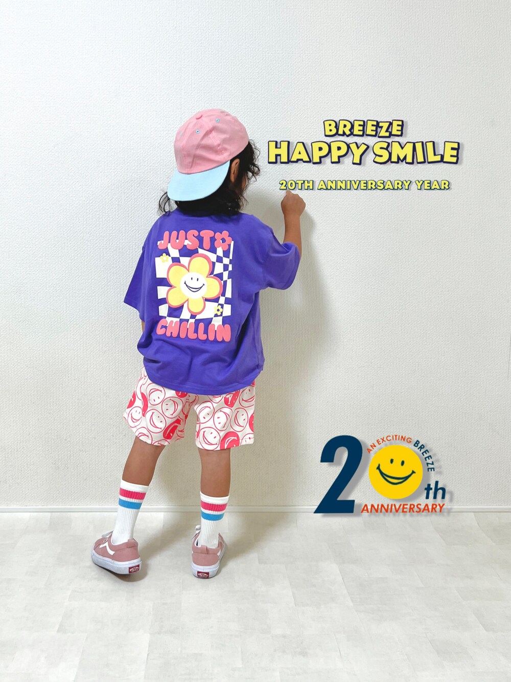 パープル系のTシャツ/カットソー、ピンク系のその他パンツ、ピンク系のスニーカーを着用したキッズの夏コーディネートの3枚目の写真