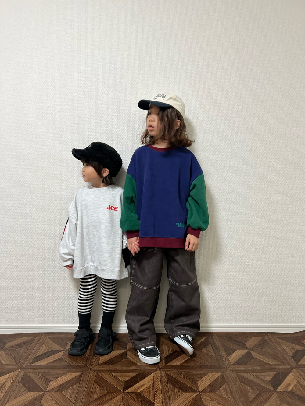 「キッズファッション、男の子コーデ、冬のコーデ、韓国子供服、キッズコーデ、スニーカー、スウェットコーデ、スウェット、冬、兄弟コーディネート、レギンス、カジュアルコーデ、ストリート、ストリートコーデ、冬コーデ」｜「VANSのキッズ VANS ヴァンズ OLD SKOOL(19-22) オールドスクール V36 CK BLACK（スニーカー、ブラック系）」を使った、u_chanさん（キッズ・124cm）の冬コーディネートの2枚目の写真