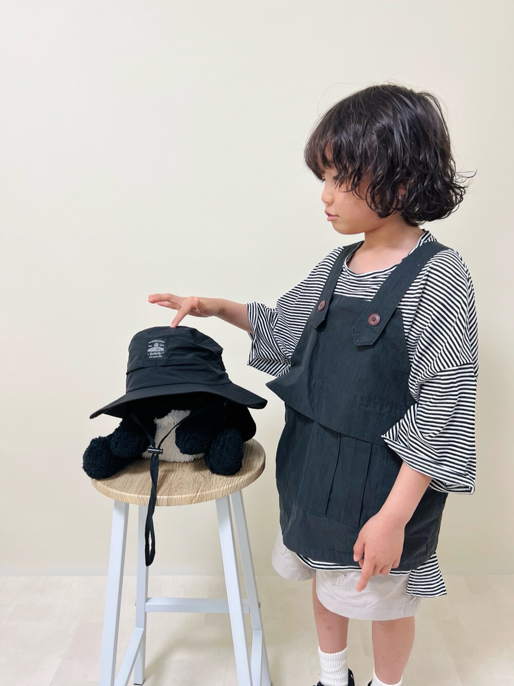 その他のサンダル、ブラック系のハットを着用したキッズの春コーディネートの3枚目の写真